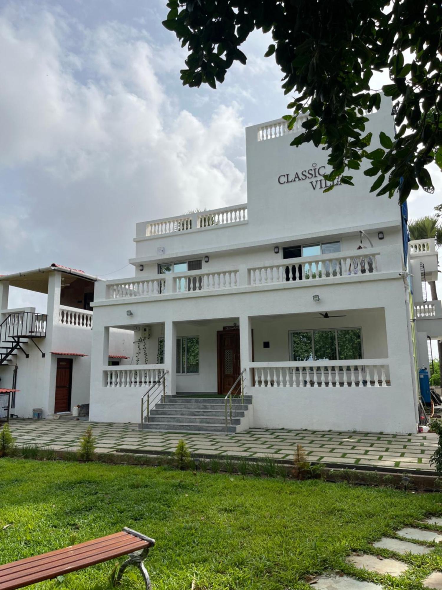 Classic Villa Pālghar Buitenkant foto